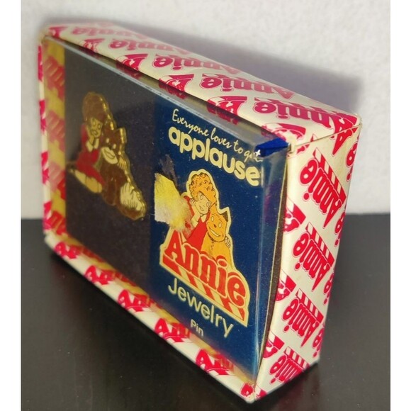Vintage 1982 ANNIE and SANDY New in Box Little Orphan Annie Lapel Pin Jewelry - Picture 4 of 10